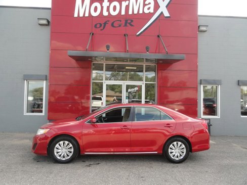 Used 2014 Toyota Camry LE image 2