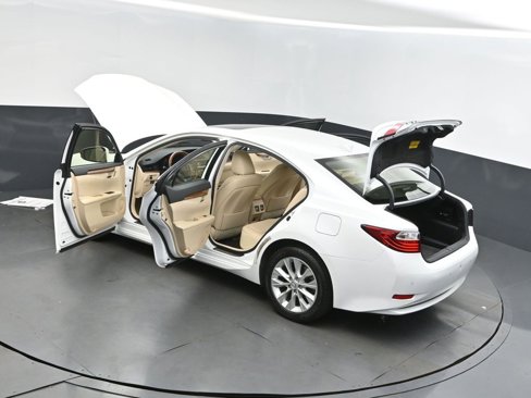 Used 2015 Lexus ES 300h image 2
