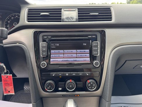 Used 2015 Volkswagen Passat TDI SE image 5