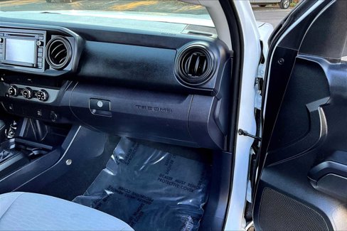 Used 2017 Toyota Tacoma SR image 18
