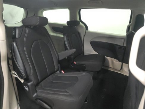 Used 2022 Chrysler Voyager LX image 7