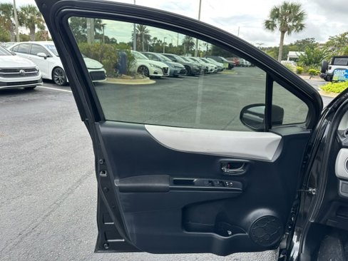 Used 2012 Toyota Yaris L image 37