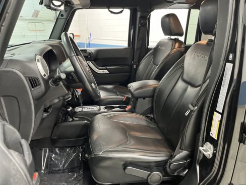 Used 2017 Jeep Wrangler Unlimited Sahara w/ Connectivity Group image 4