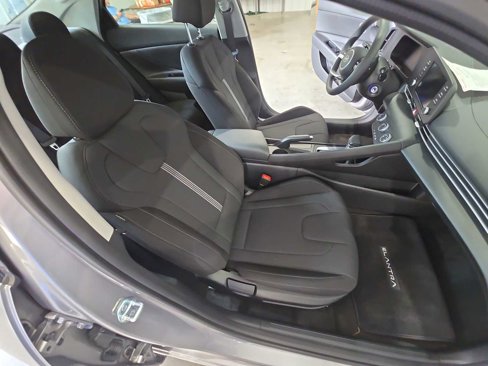 Used 2025 Hyundai Elantra SE image 29