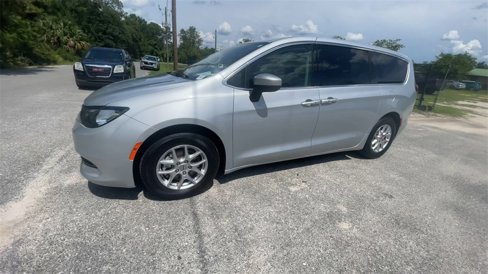 Used 2022 Chrysler Voyager LX image 4