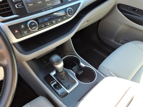 Used 2018 Toyota Highlander LE image 18