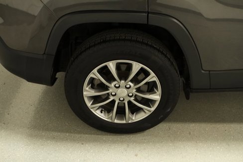 Used 2019 Jeep Cherokee Latitude Plus w/ Cold Weather Group image 4