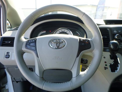 Used 2012 Toyota Sienna SE image 13