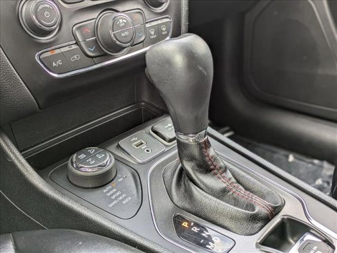 Used 2019 Jeep Cherokee Trailhawk image 14