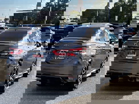 Used 2020 Toyota Camry image 4