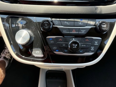 Used 2024 Chrysler Pacifica Touring-L image 26