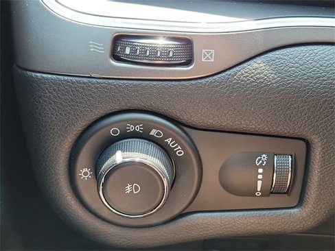 Used 2019 Jeep Cherokee Latitude w/ Popular Appearance Group image 16