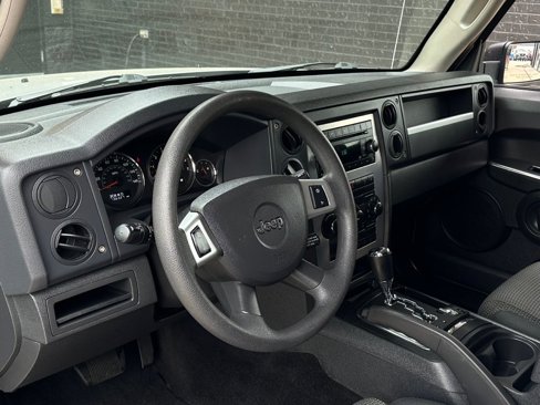Used 2008 Jeep Commander Sport image 2