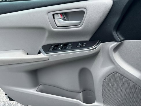 Used 2016 Toyota Camry SE image 17