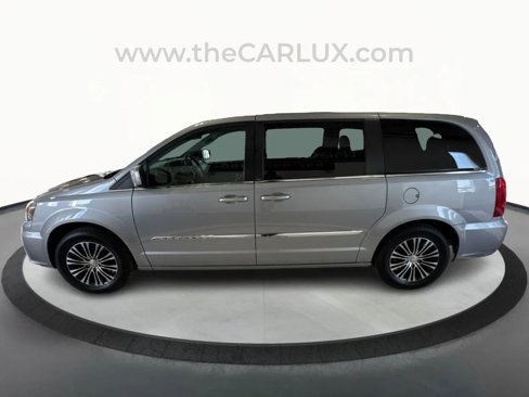 Used 2014 Chrysler Town & Country S image 4