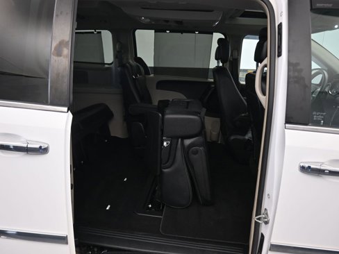 Used 2015 Chrysler Town & Country Touring-L w/ Driver Convenience Group image 50