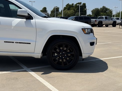 Used 2021 Jeep Grand Cherokee Laredo X image 2