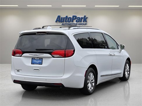 Used 2018 Chrysler Pacifica Touring-L image 7