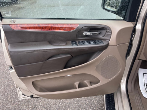 Used 2015 Chrysler Town & Country Touring-L image 9