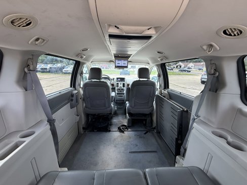 Used 2010 Chrysler Town & Country Touring image 34