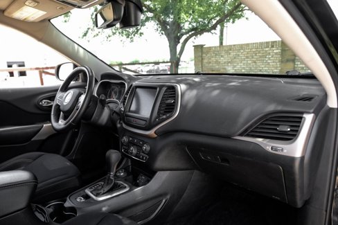Used 2017 Jeep Cherokee Latitude w/ Comfort/Convenience Group image 23