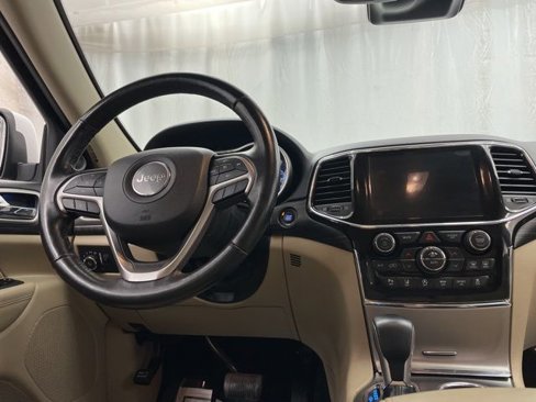 Used 2020 Jeep Grand Cherokee Laredo w/ Security & Convenience Group image 14
