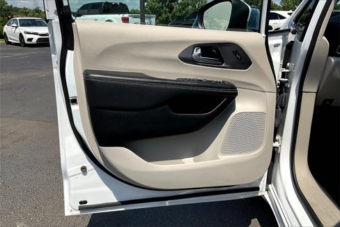 Used 2023 Chrysler Pacifica Touring-L image 17
