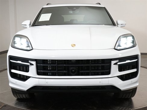 Used 2024 Porsche Cayenne image 4