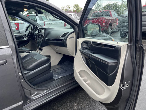 Used 2019 Dodge Grand Caravan SXT image 28