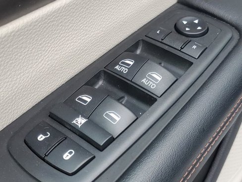 Used 2019 Chrysler Pacifica Touring-L image 11