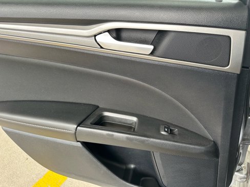 Used 2020 Ford Fusion SE image 32