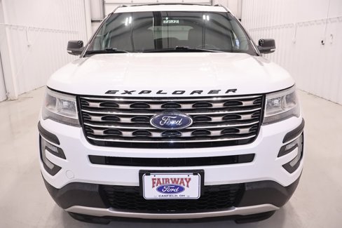 Used 2017 Ford Explorer XLT image 4