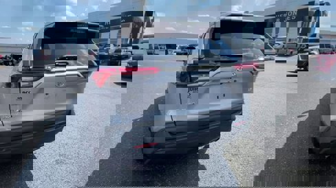 Used 2021 Toyota RAV4 LE image 8