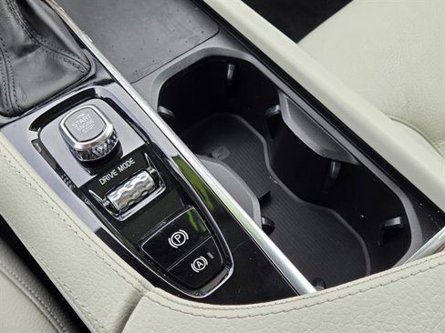 Certified 2021 Volvo XC90 T6 Momentum image 23