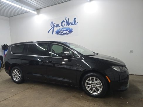 Used 2022 Chrysler Voyager LX image 1