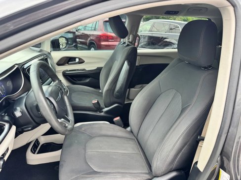 Used 2017 Chrysler Pacifica Touring image 10