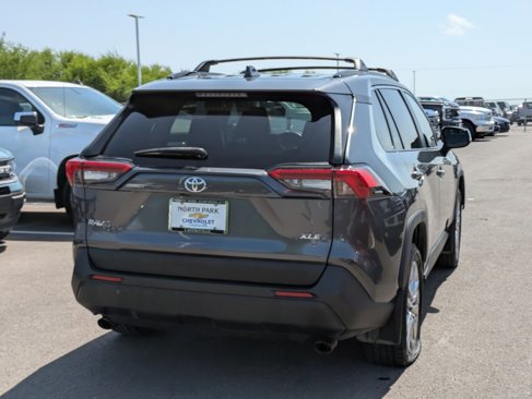 Used 2021 Toyota RAV4 XLE Premium image 3