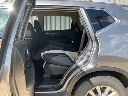 Used 2017 Nissan Rogue SV image 15