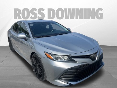 Used 2020 Toyota Camry LE image 3