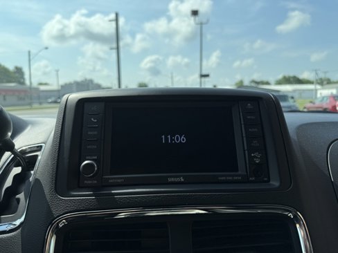 Used 2020 Dodge Grand Caravan SXT image 28