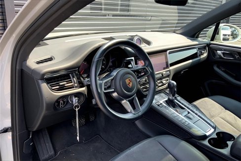 Certified 2020 Porsche Macan image 4