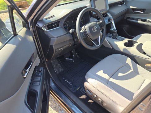 Used 2023 Toyota Venza LE image 19