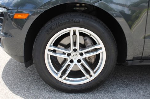 Certified 2018 Porsche Macan image 13