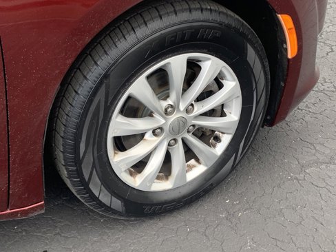 Used 2017 Chrysler Pacifica Touring-L image 9