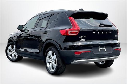 Used 2022 Volvo XC40 T5 Momentum image 4