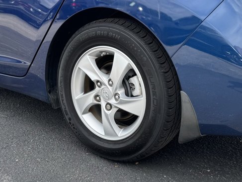 Used 2015 Hyundai Elantra SE image 21