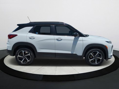 Used 2021 Chevrolet TrailBlazer RS w/ Technology Package image 3