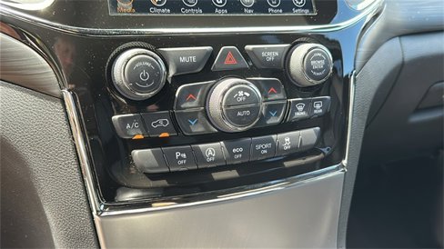 Used 2022 Jeep Grand Cherokee Laredo X image 18