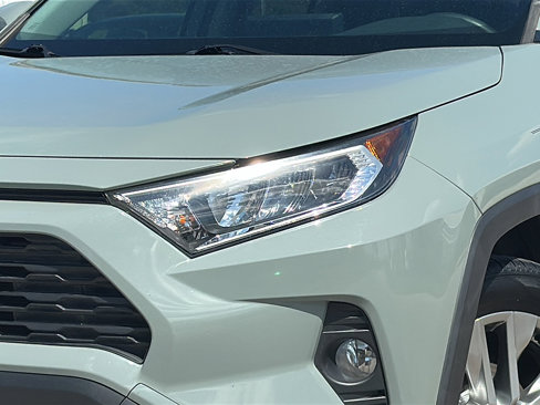 Used 2020 Toyota RAV4 XLE Premium image 4