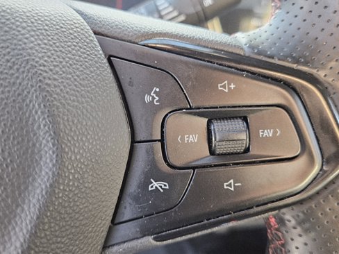 Used 2024 Chevrolet Trax RS w/ Sunroof Package image 33